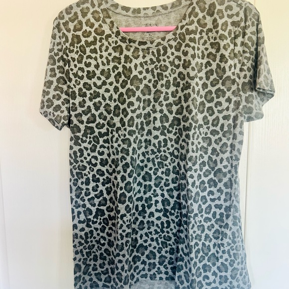 Leopard tee 2 pack. One is NWT (tan colored). Both size XL - Picture 3 of 6